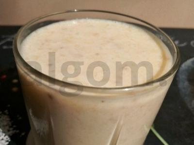 Bananų kokteilis su saldžiuoju pienu pagrindine nuotrauka