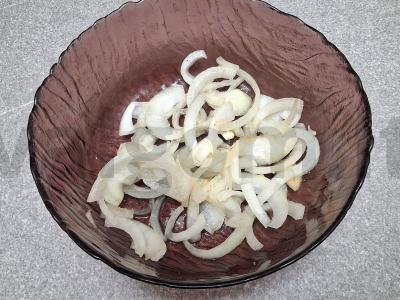 Kepti vištienos sparneliai su marinuotais svogūnais Žingsnis 5