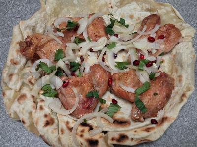 Kepti vištienos sparneliai su marinuotais svogūnais pagrindine nuotrauka