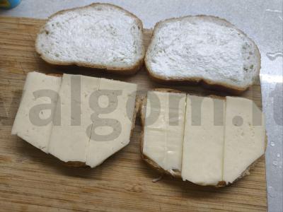 Tostai su dešra, sūriu ir salotomis Žingsnis 1