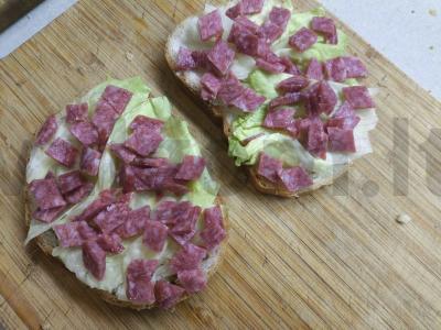 Tostai su dešra, sūriu ir salotomis Žingsnis 3