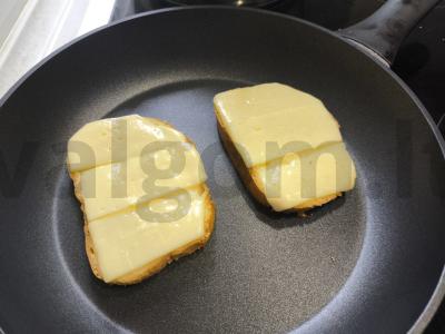 Tostai su dešra, sūriu ir salotomis Žingsnis 4