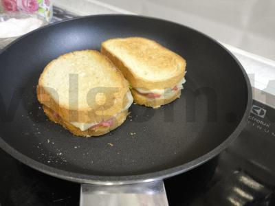 Tostai su dešra, sūriu ir salotomis Žingsnis 5