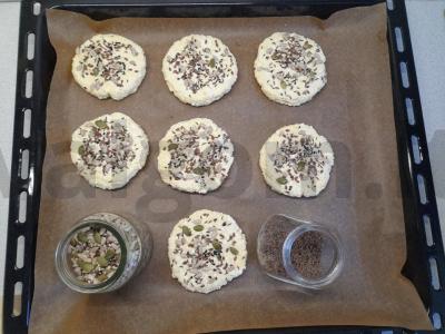 Nesaldūs varškės sausainiai su kmynais Žingsnis 2