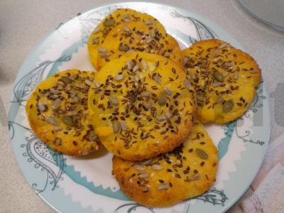 Nesaldūs varškės sausainiai su kmynais pagrindine nuotrauka