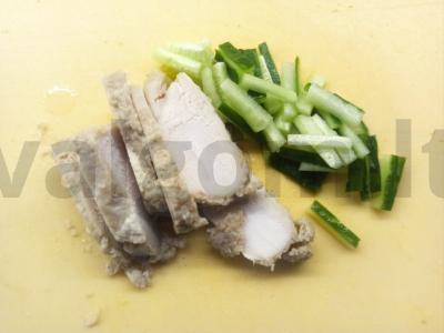 Skrebučiai su rūkytomis vištienos krūtinėlėmis ir agurkais Žingsnis 2