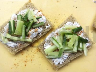 Skrebučiai su rūkytomis vištienos krūtinėlėmis ir agurkais Žingsnis 4