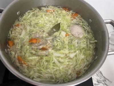 Kvapnūs jaunos kopūstų šaltibarščiai Žingsnis 8