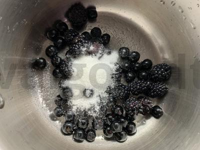 Gėrimas su uogomis, mineraliniu vandeniu ir pasiflorų sirupu Žingsnis 1