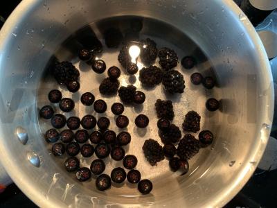 Gėrimas su uogomis, mineraliniu vandeniu ir pasiflorų sirupu Žingsnis 2