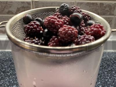 Gėrimas su uogomis, mineraliniu vandeniu ir pasiflorų sirupu Žingsnis 4