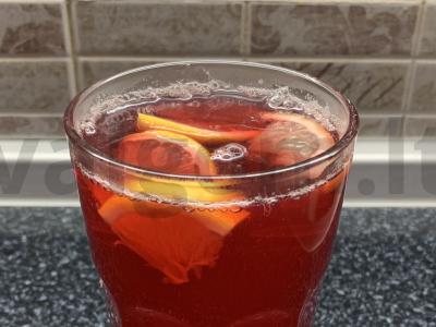 Gėrimas su uogomis, mineraliniu vandeniu ir pasiflorų sirupu pagrindine nuotrauka