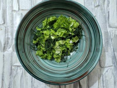 Sultingas salotas su jauna kopūstu, kukurūzais ir agurku Žingsnis 1