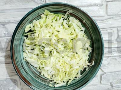 Sultingas salotas su jauna kopūstu, kukurūzais ir agurku Žingsnis 2