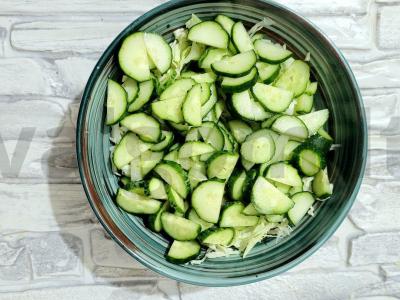 Sultingas salotas su jauna kopūstu, kukurūzais ir agurku Žingsnis 3