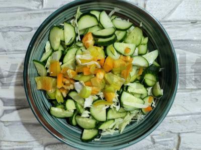 Sultingas salotas su jauna kopūstu, kukurūzais ir agurku Žingsnis 4