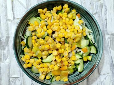 Sultingas salotas su jauna kopūstu, kukurūzais ir agurku Žingsnis 5