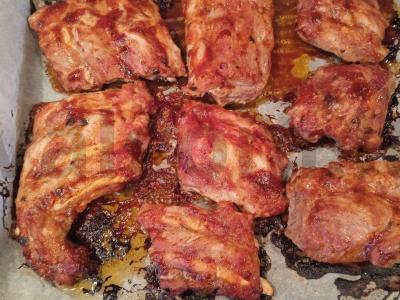 Kiaulienos šonkauliai su česnaku ir pipirais pagrindine nuotrauka