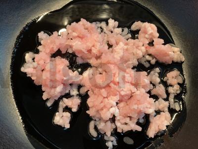 Nudelių patiekalas su aštriu čili padažu ir faršu Žingsnis 1