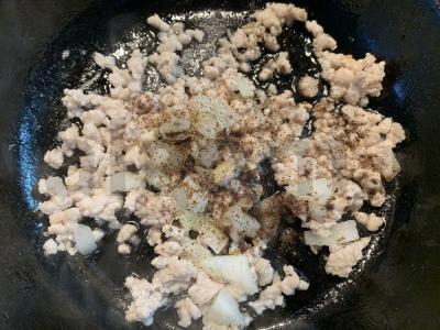 Nudelių patiekalas su aštriu čili padažu ir faršu Žingsnis 2