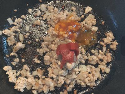 Nudelių patiekalas su aštriu čili padažu ir faršu Žingsnis 3