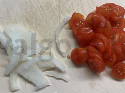 Karšti sumuštiniai su pomidorais ir Adygei sūriu Žingsnis 3