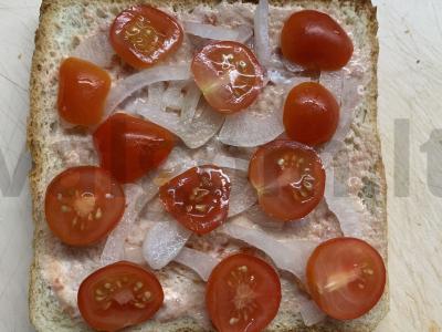 Karšti sumuštiniai su pomidorais ir Adygei sūriu Žingsnis 6