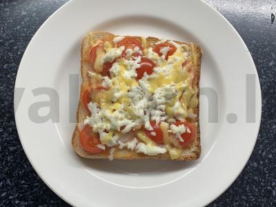 Karšti sumuštiniai su pomidorais ir Adygei sūriu pagrindine nuotrauka