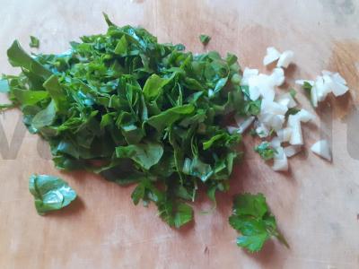 Žalumynų, pomidorų ir rūkytos sūrio salotas Žingsnis 1