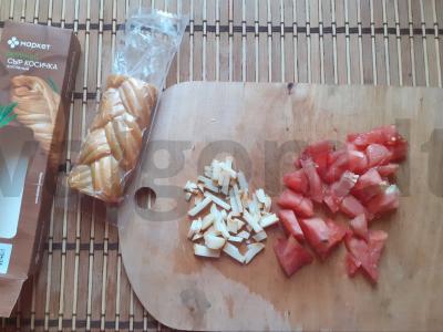 Žalumynų, pomidorų ir rūkytos sūrio salotas Žingsnis 2