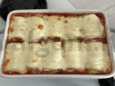 Cukinijų ritinėliai su sūriu ir pomidorų tyrė pagrindine nuotrauka