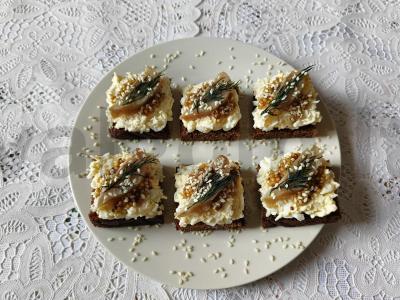 Užkandžių kanapės su silke pagrindine nuotrauka