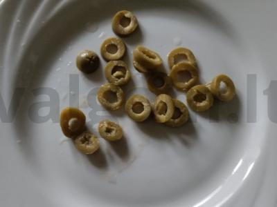 Greita pica su saliami, alyvuogėmis ir parmezanu ant lavašo Žingsnis 3