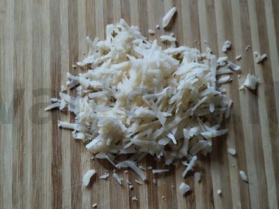 Greita pica su saliami, alyvuogėmis ir parmezanu ant lavašo Žingsnis 4