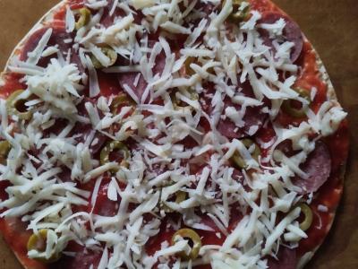 Greita pica su saliami, alyvuogėmis ir parmezanu ant lavašo Žingsnis 5