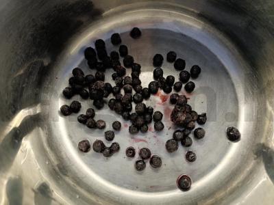 Kompotas su džiovintais vaisiais, mėlynėmis ir ruduoju cukrumi Žingsnis 1