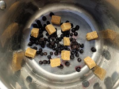 Kompotas su džiovintais vaisiais, mėlynėmis ir ruduoju cukrumi Žingsnis 2