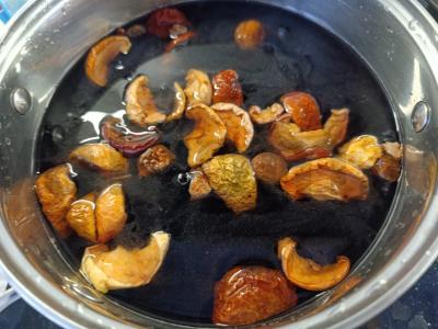 Kompotas su džiovintais vaisiais, mėlynėmis ir ruduoju cukrumi Žingsnis 4