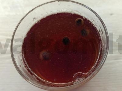 Kompotas su džiovintais vaisiais, mėlynėmis ir ruduoju cukrumi pagrindine nuotrauka