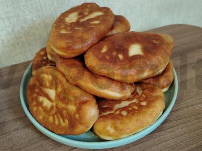 Kibinai su bulvėmis, grybais ir svogūnais pagrindine nuotrauka