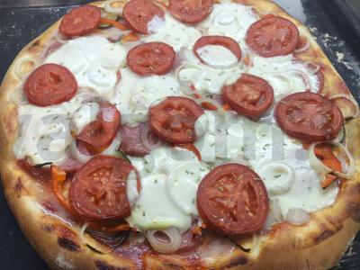 Namų pica su mocarela ir paprikomis pagrindine nuotrauka