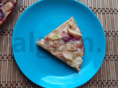 Obuolių ir slyvų šarlotė prie arbatos pagrindine nuotrauka