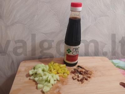 Funchosa su daržovėmis ir rūkyta unguriu Žingsnis 1