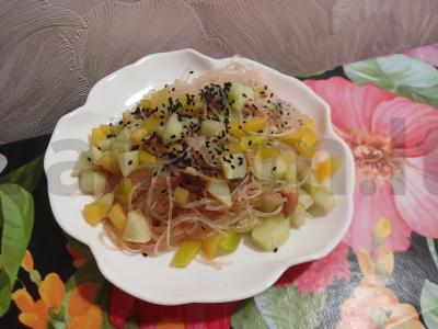 Funchosa su daržovėmis ir rūkyta unguriu pagrindine nuotrauka