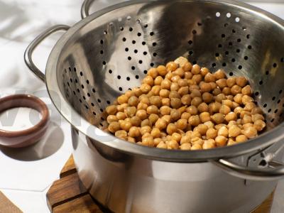 Daržovių salotas su keptu avinžirniu ir mocarela Žingsnis 1