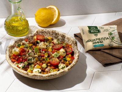 Daržovių salotas su keptu avinžirniu ir mocarela pagrindine nuotrauka