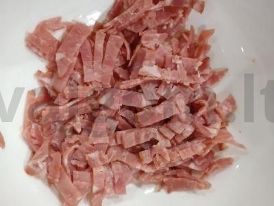 Šoninės, korėjietiškų morkų ir mocarelos salotos Žingsnis 1