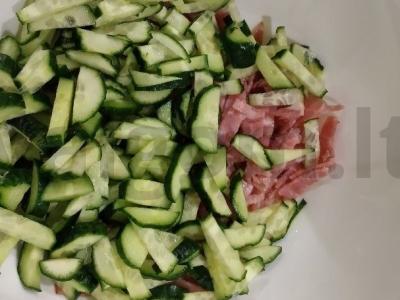 Šoninės, korėjietiškų morkų ir mocarelos salotos Žingsnis 2