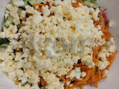 Šoninės, korėjietiškų morkų ir mocarelos salotos Žingsnis 4