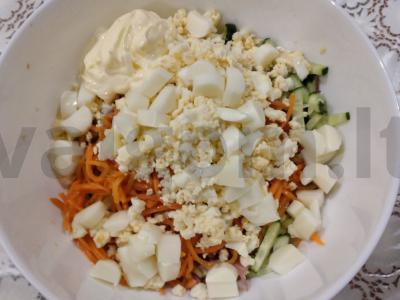 Šoninės, korėjietiškų morkų ir mocarelos salotos Žingsnis 5